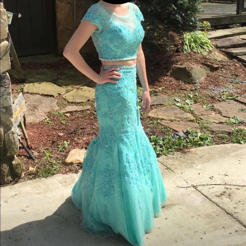 Mori Lee Size 8, 2 piece dress with a train